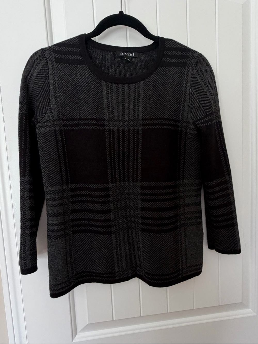 Classy Size Small Roz & Ali black grey plaid pullover sweater preppy